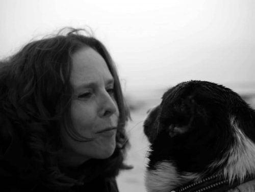 Menschenliebe zwischen Frau und Hund, emotionale Verbindung, Tierliebe, enge Freundschaft, schwarze und weiße Fotografie, einfühlsames Haustier, Tier und Mensch, emotionale Nähe, Natur und Tierwesen.